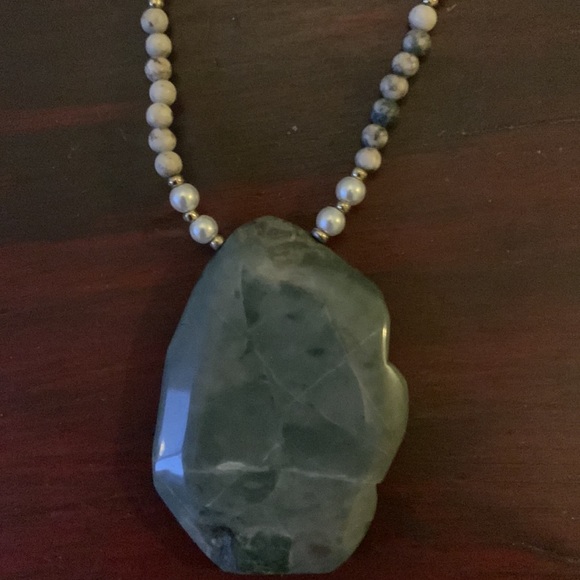 Green bead necklace with polished green stone - Picture 2 of 6